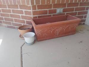 lot 2001 image: Ceramic Pot Set and Plastic Planter