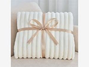 lot 4621 image: White Fluffy throw blanket