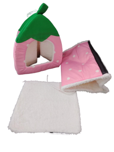 lot 5160 image: Small Pet Bed Set with Strawberry Design