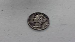 lot 7 image: 1943 Mercury Silver Dime Coin 90% Silver