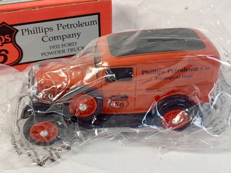 lot 8007 image: Phillips 66 - Collector Series No. 2 - Die-Cast Metal - 1932 Ford Powder Truck Bank - ERTL 9121UP - PHILLIPS PETROLEUM CO. GEOLOGICAL DEPT.