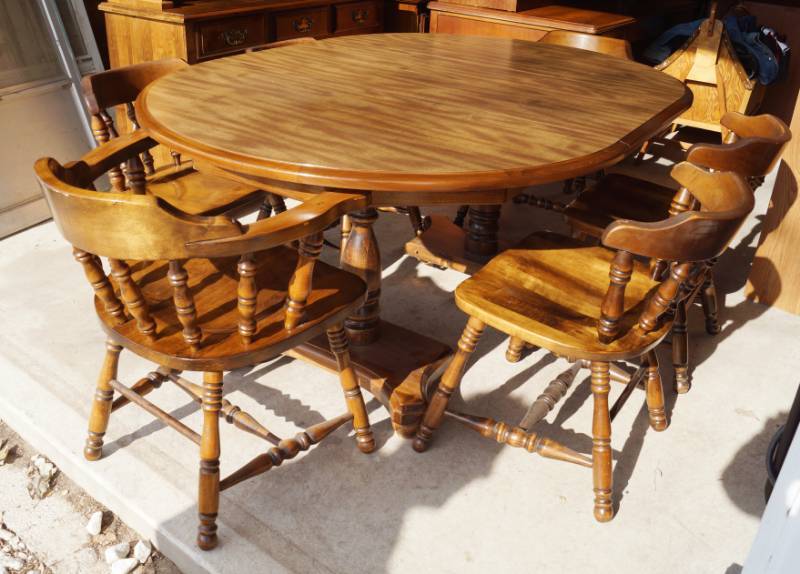 lot 6213 image: Super Nice Table and Chairs - with 2 Leafs