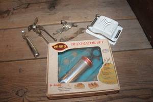 lot 1124 image: IOB Vtg. Mirro Decorator Set and More