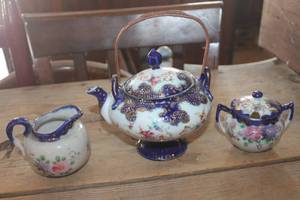 lot 1135 image: Antique Teapot, Creamer & Sugar Bowl
