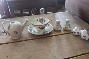 lot 1137 image: Vintage Salt & Pepper Shakers & More