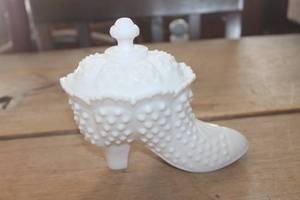 lot 1139 image: Vintage Hobnail Milk Glass Shoe Trinket Holder