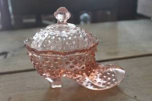 lot 1140 image: Vintage Pink Glass Shoe Trinket Holder