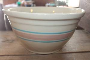 lot 1141 image: Vtg. LARGE USA Pottery Bowl 12 wide