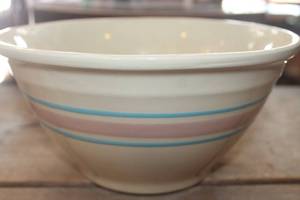 lot 1142 image: Vtg. Lg. 10 wide McCoy Pottery Bowl