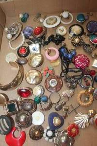 lot 1145 image: Flat of Misc. Jewelry