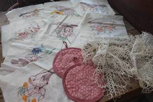 lot 1148 image: Vintage Doilies and More