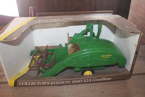 lot 1166 image: NIP John Deere 1940 12A Toy Combine