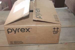 lot 1172 image: NIB Pyrex Glass Measuring Cups
