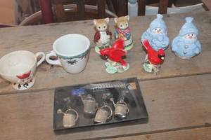 lot 1174 image: Vtg. Salt & Pepper Shakers & More