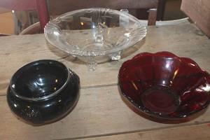lot 1176 image: Vtg. Serving Bowls and More