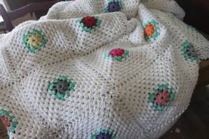 lot 1190 image: Vtg. Queen Size Crocheted Bedspread