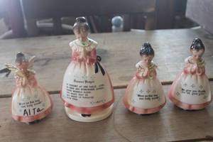 lot 1193 image: Vtg. Enesco Praying Mother Napkin Holder & More