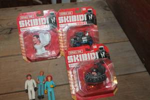 lot 1208 image: Vintage Action Figures and More