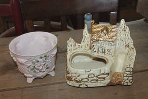 lot 1215 image: Vtg. Shawnee & Lefton Planters