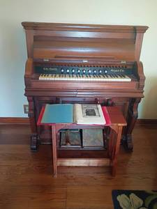 lot 900 image: Smith American Organ Company Reed Organ with Wooden Bench.  Organ 50 x 46 x 23. Bench 22 x 14 x 11