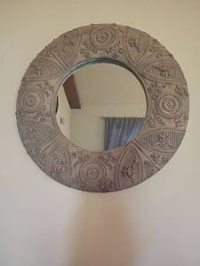 lot 901 image: Decorative Mirror.  24in diameter