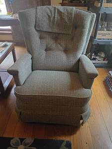 lot 912 image: La Z Boy Rocking Recliner