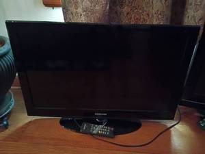 lot 919 image: 32in Samsung TV with Remote