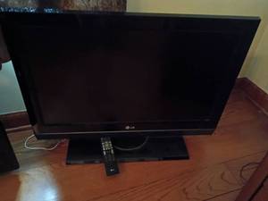 lot 920 image: 32in  LG TV with Remote