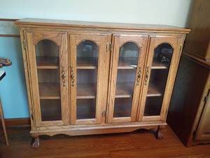 lot 930 image: Oak Wood Display Cabinet with Glass Doors.  42 x 50 x 14
