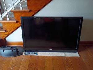lot 932 image: 42in Sanyo TV with Remote and Stand