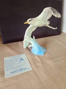 lot 1000 image: Goebel Bermuda Longtail Bird Figurine Special Edition, 7.5in tall