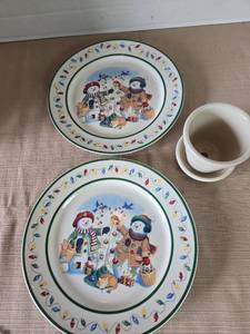 lot 1022 image: 2 Longaberger 1999 Christmas plates and a Longaberger basket weave ceramic flower pot with saucer