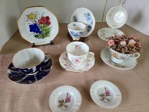 lot 1041 image: Teacups, see pictures