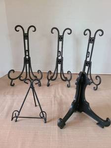 lot 1048 image: Easels, 4 metal and 1 plastic.