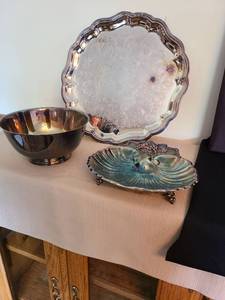 lot 1118 image: Silver plate bowls and 3 footed tray.