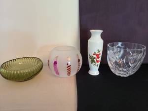 lot 1121 image: Lefton Cardinal vase and more