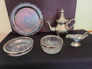 lot 1123 image: Silverplate and glass pieces