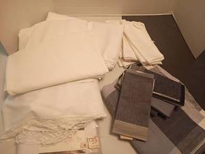 lot 1304 image: Table Cloths and Napkins