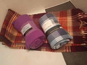 lot 1305 image: Fleece Throw Blankets