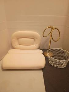 lot 1314 image: Back and Neck Pillow for Bathtub, Basket and Towel Holder