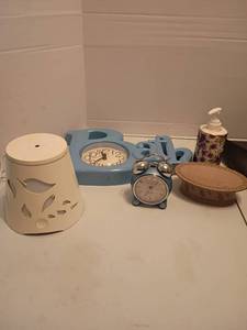 lot 1327 image: Bathroom Decor.  and More