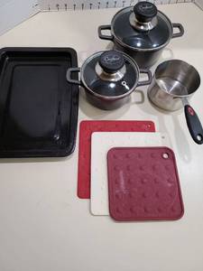 lot 1402 image: Small Crofton sauce pots, silicone potholders, more