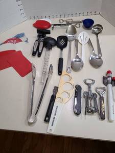 lot 1412 image: Kitchen utensils.