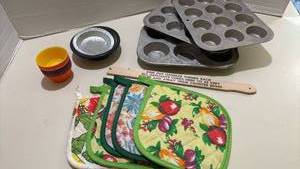 lot 1431 image: Mixed Kitchen Baking Lot with Pans and Pot Holders