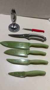 lot 1438 image: Pampered Chef Knives and Press with Farberware Scissors