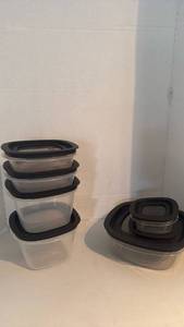 lot 1501 image: Rubbermaid food storage containers