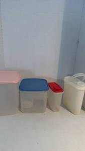 lot 1502 image: Tupperware food storage containers