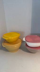 lot 1503 image: Tupperware Bowl Set with Lids