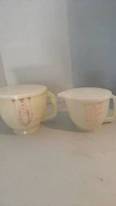 lot 1507 image: Tupperware measuring cups with lids