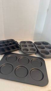 lot 1511 image: Non-Stick Bakeware Set with Muffin Pans and brownie pan